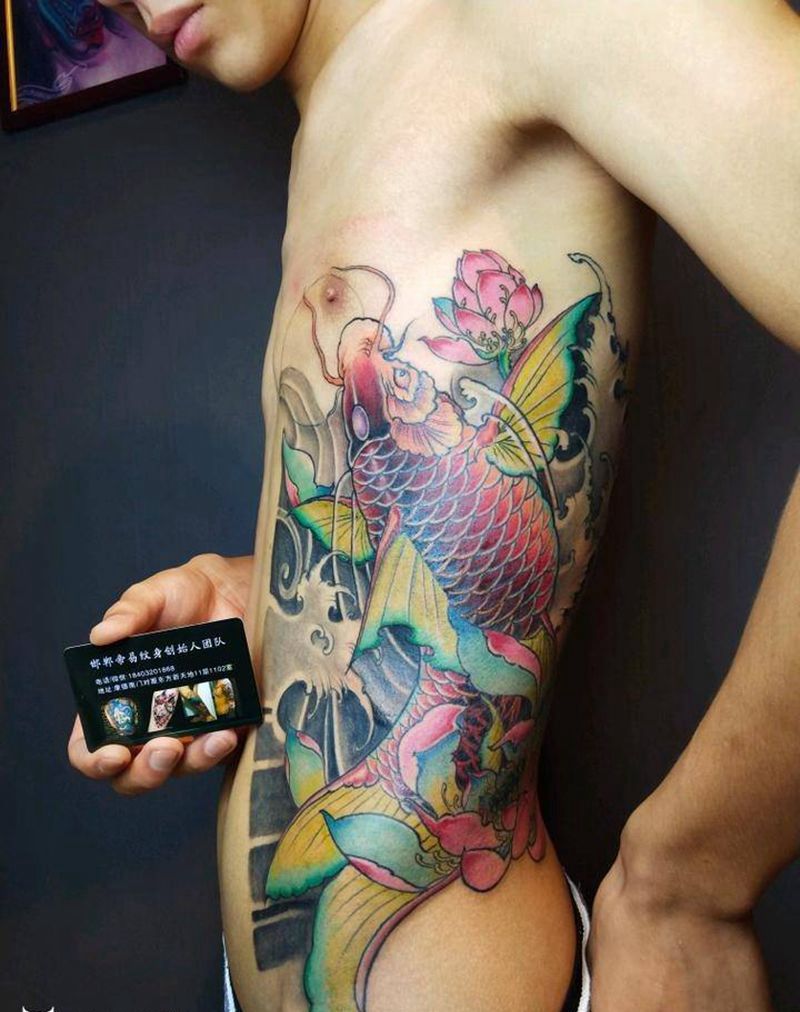 鱼纹身图片_腹部新传统彩色鲤鱼鲤鱼纹身图案