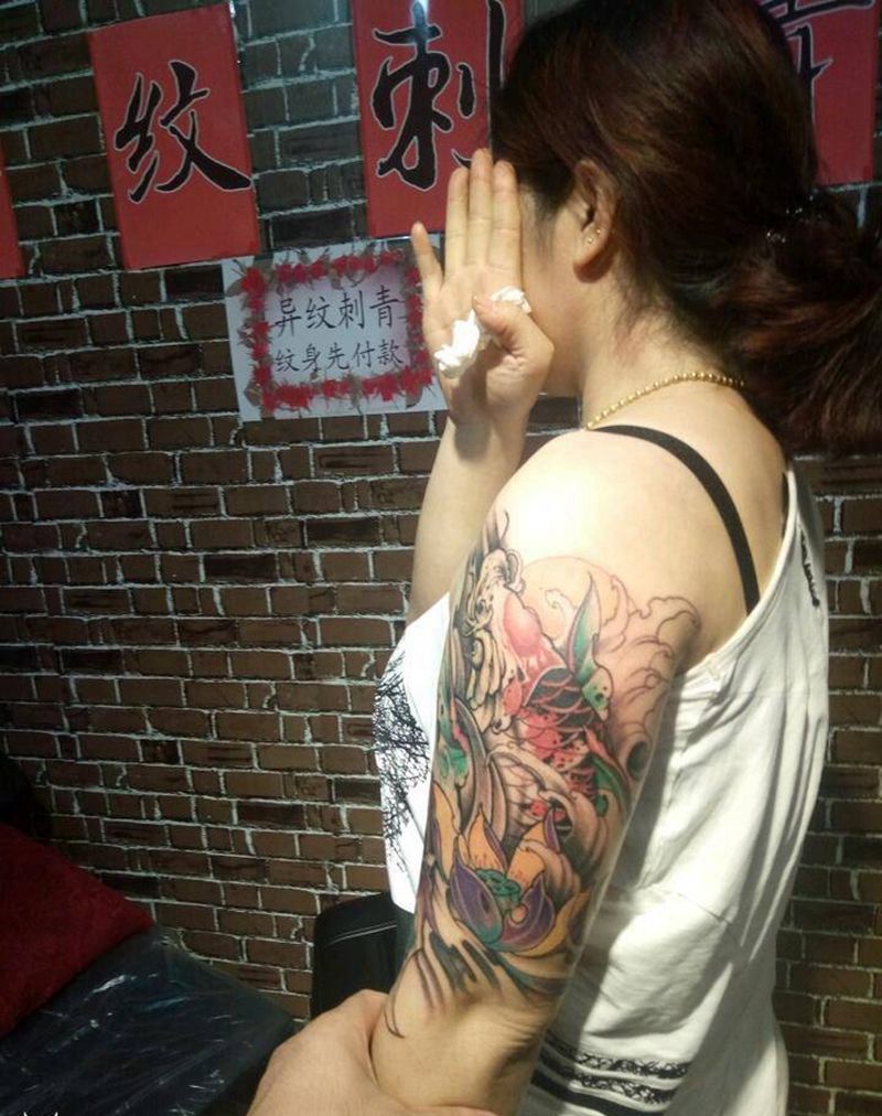 鱼纹身图片_肩部传统成品纹身图案