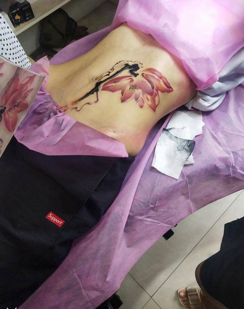 水墨莲花纹身图片_腹部水墨纹身图案