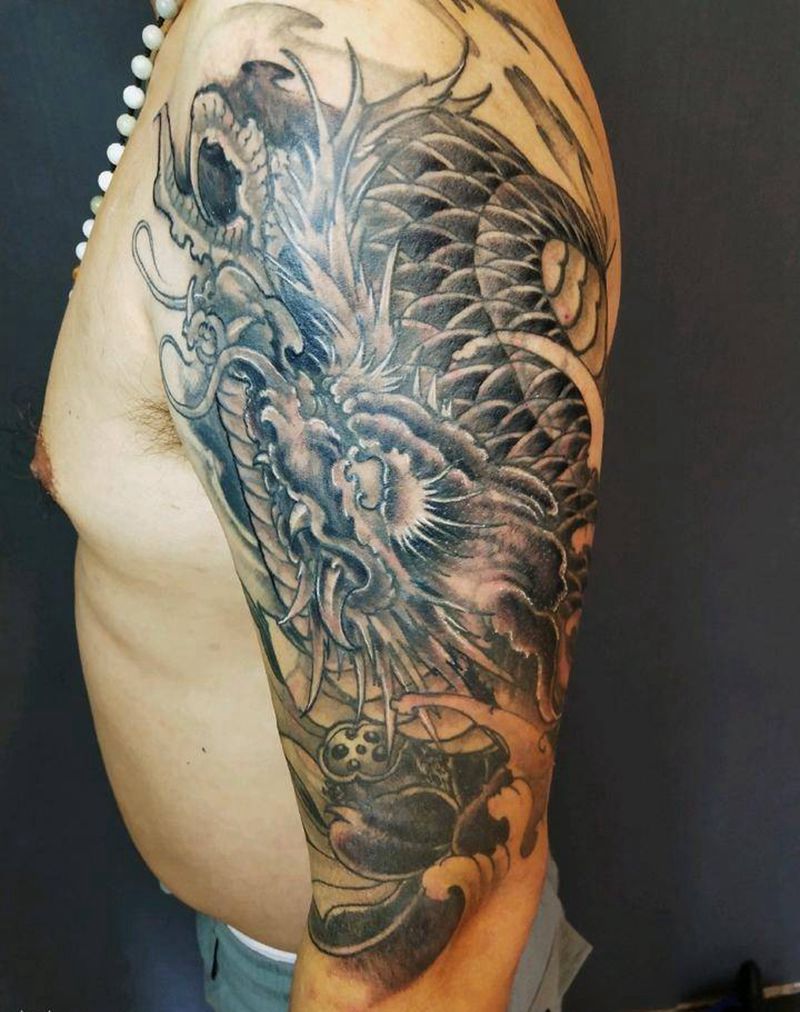 龙吃鱼纹身图片_肩部手臂新传统龙纹身图案