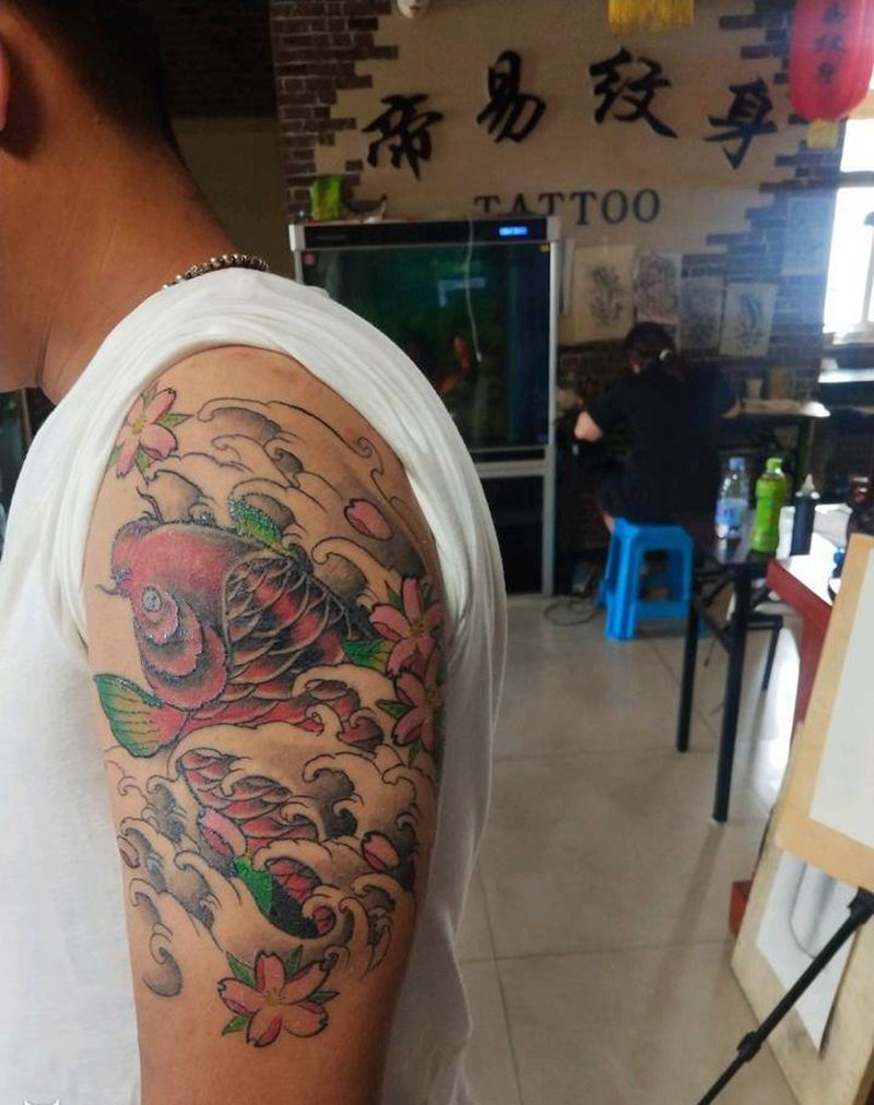 小鱼纹身图片_肩部新传统纹身图案