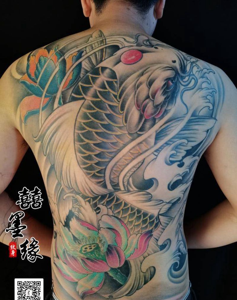 满背鲤鱼纹身图片_背部新传统纹身图案