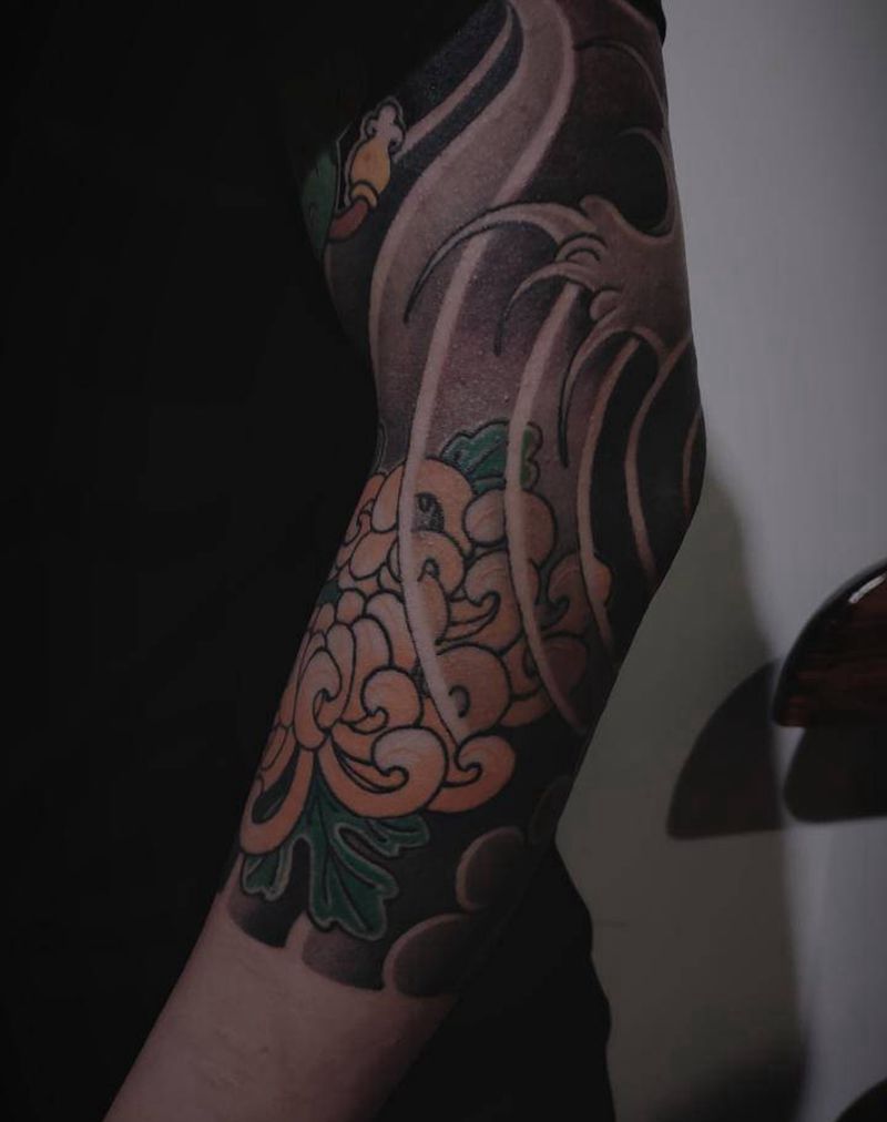 老传统菊花臂纹身图片_手臂老传统纹身图案