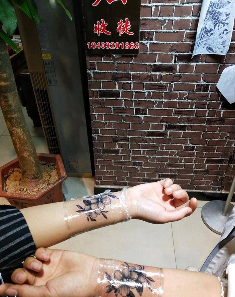 花花纹身图片_手臂点刺花纹身图案