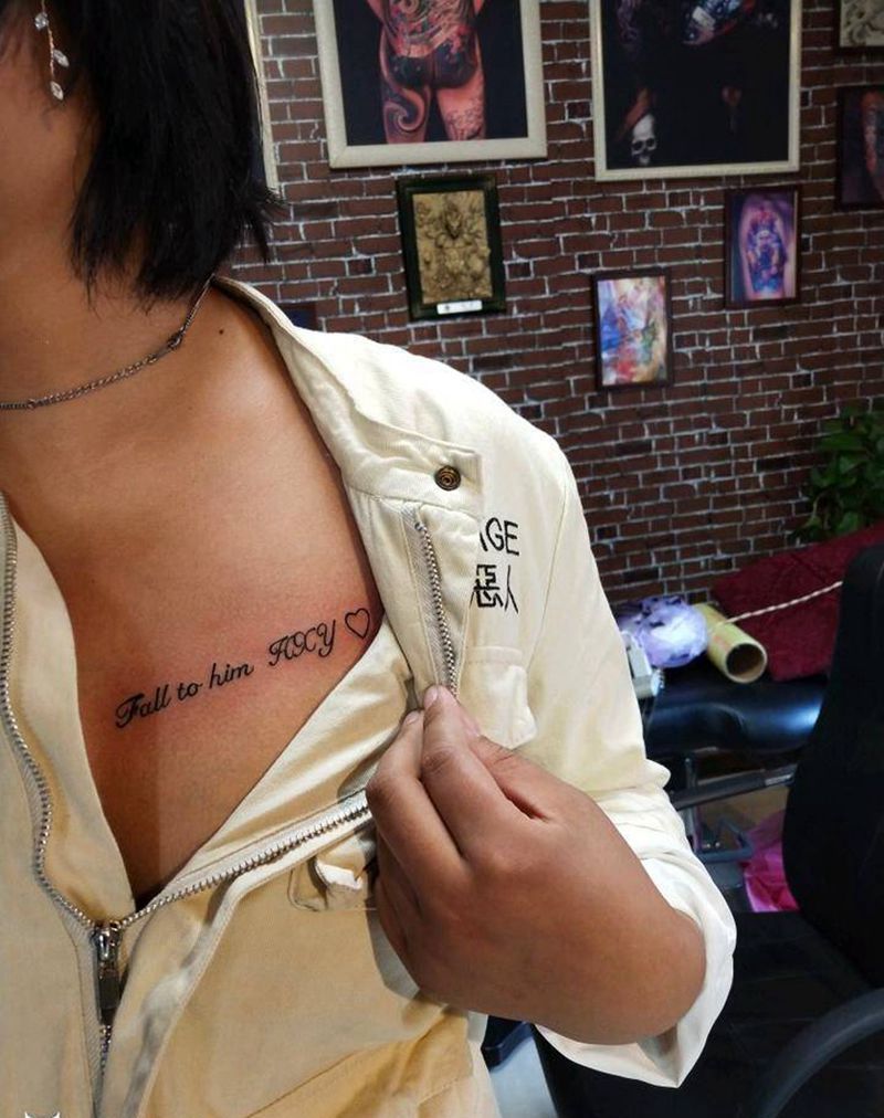 字母纹身图片_胸部点刺纹身图案