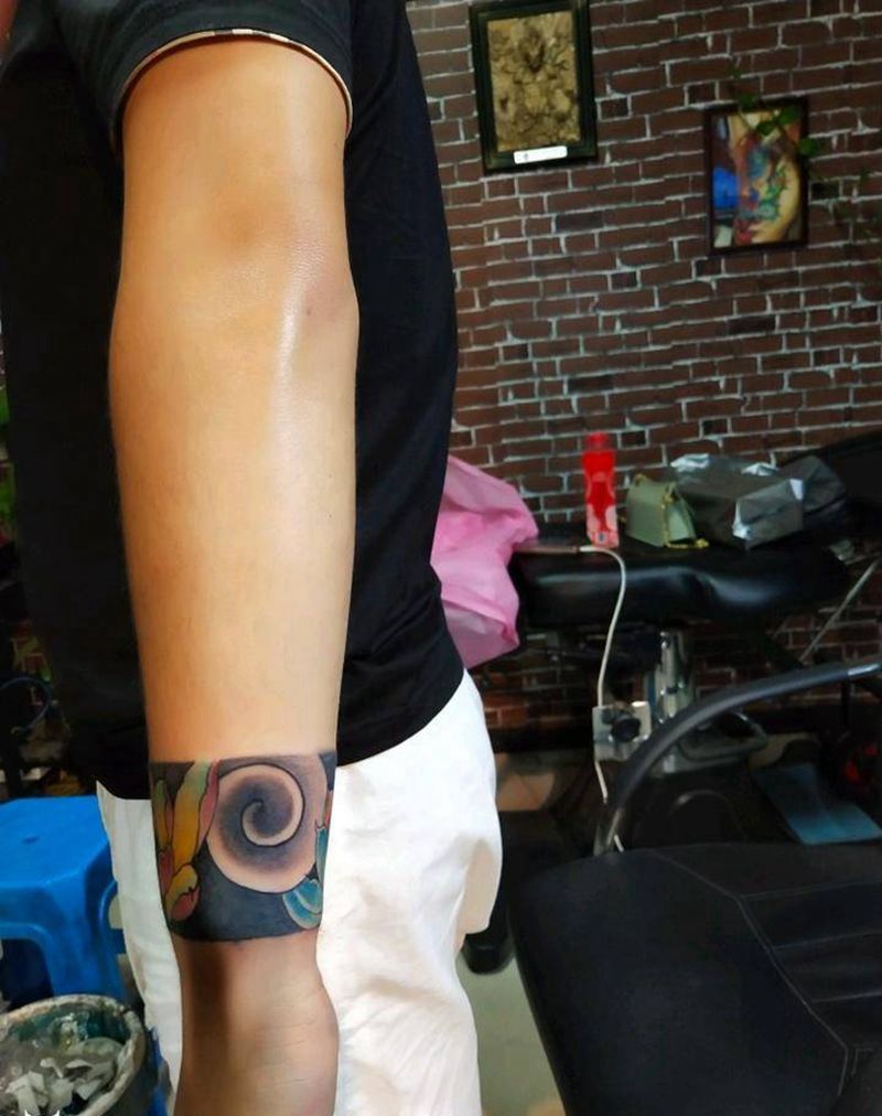 花臂环纹身图片_手臂新传统纹身图案