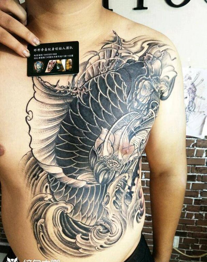胸前大鱼纹身图片_腹部传统动物成品纹身图案