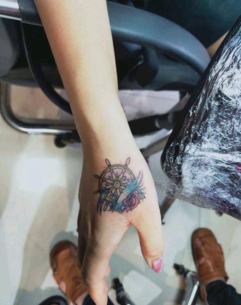 手上舵盘纹身图片_手部New School纹身图案