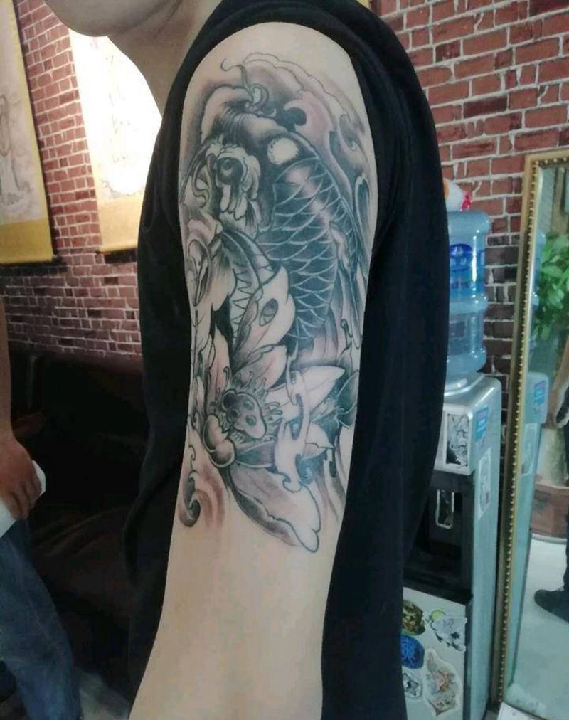 鲤鱼纹身图片_手臂新传统纹身图案