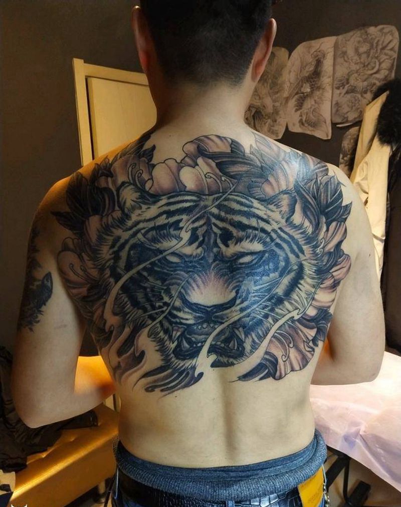 花心大脑富纹身图片_背部新传统老虎纹身图案