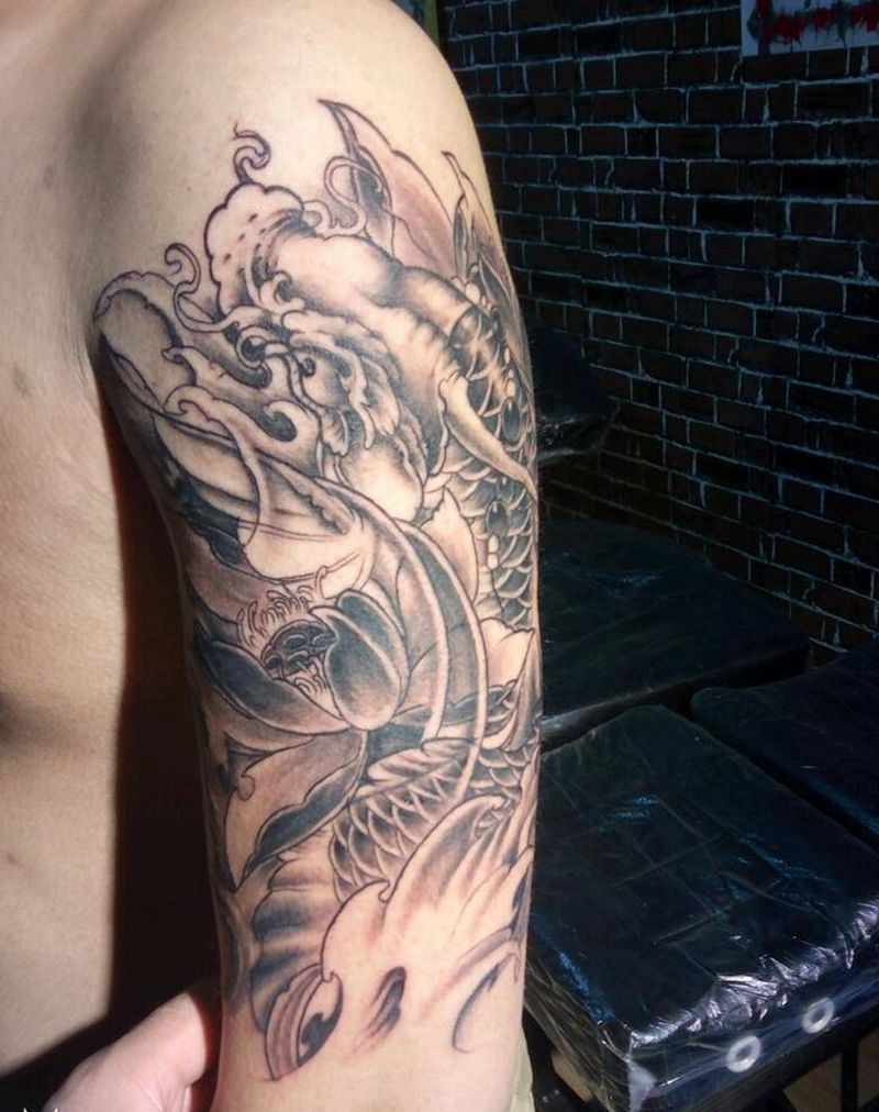 大臂小鱼纹身图片