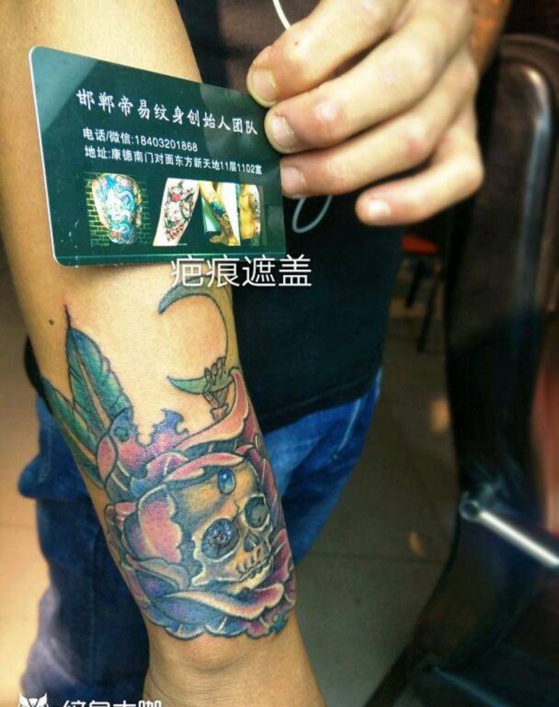 小骷髅纹身图片_手部欧美传统植物鬼神成品纹身图案