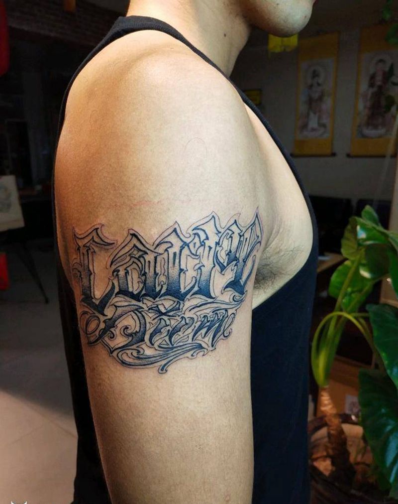 花体英文纹身图片_肩部花体英文纹身图案