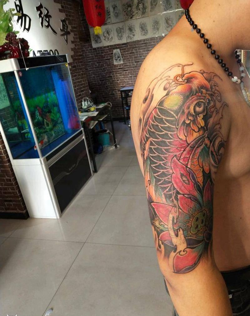 红鲤鱼与绿鲤鱼纹身图片_肩部传统动物成品纹身图案
