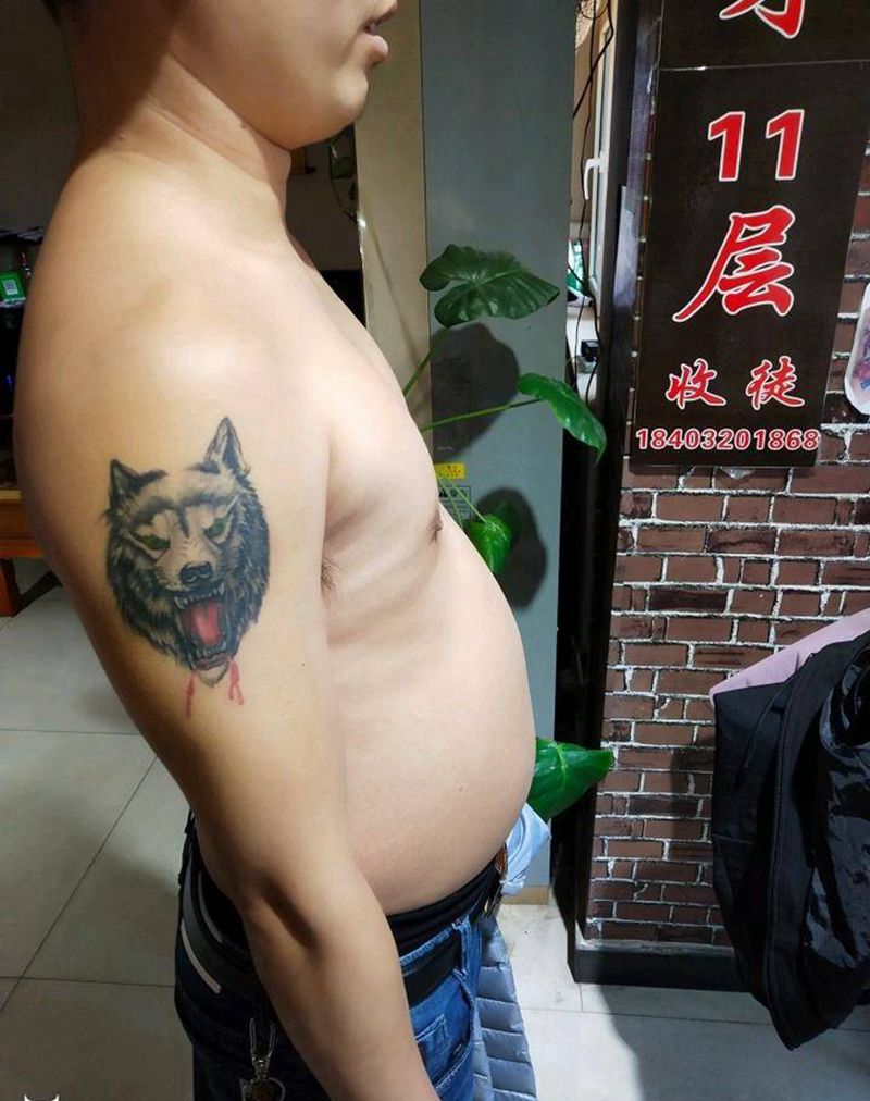 白眼狼纹身图片_肩部纹身图案
