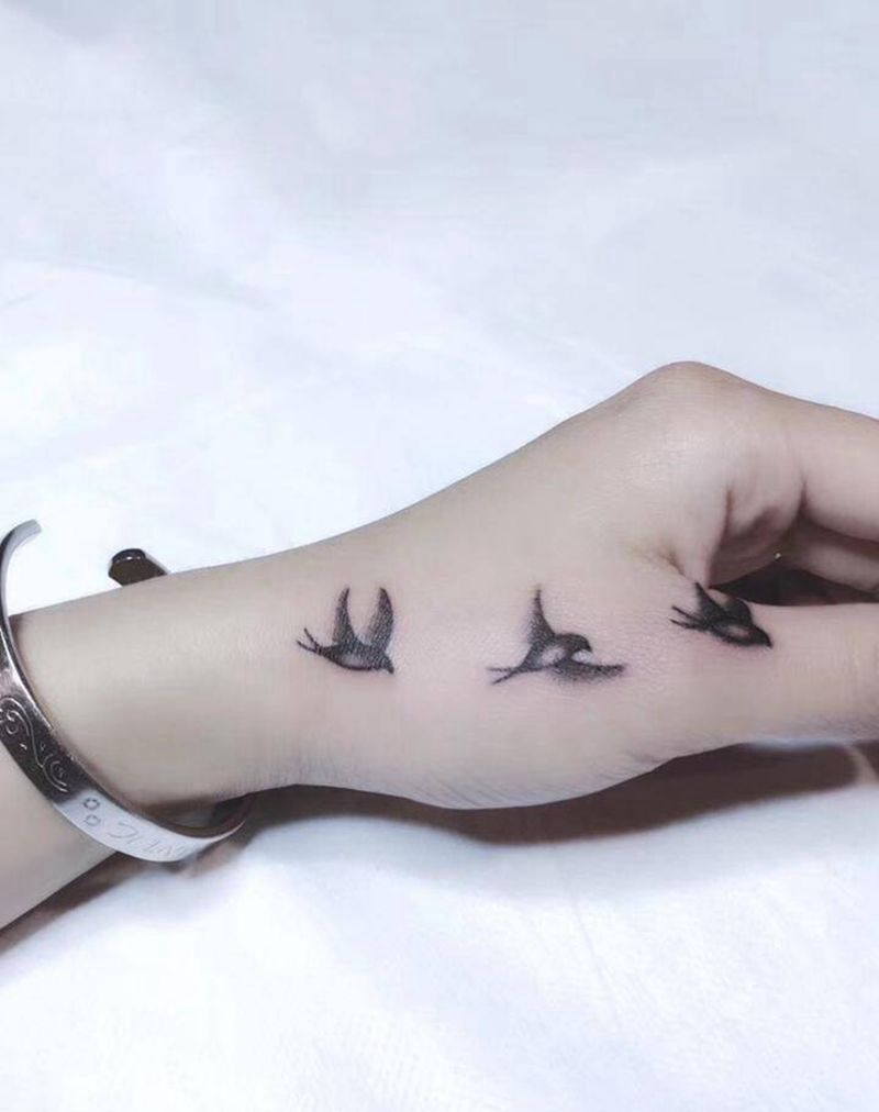 小燕子纹身图片_手部纹身图案