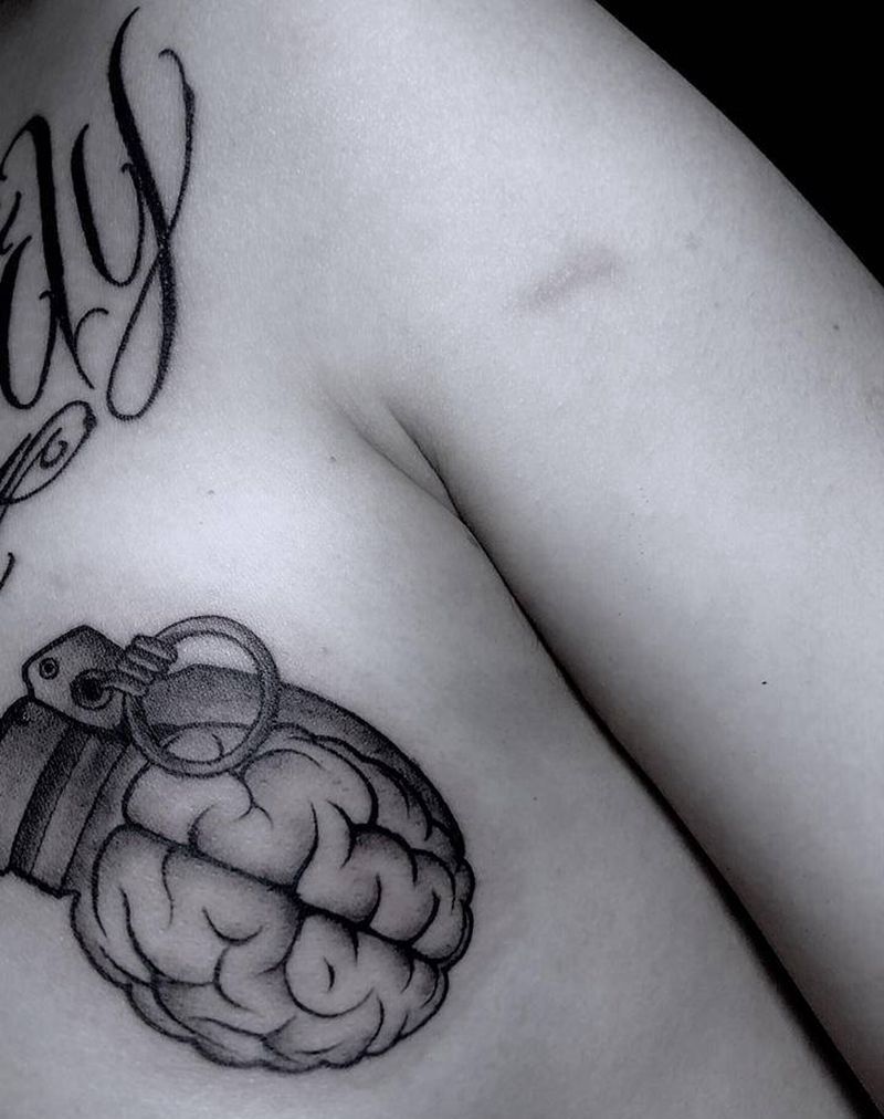 拼拼凑凑就满了纹身图片_胸部纹身图案