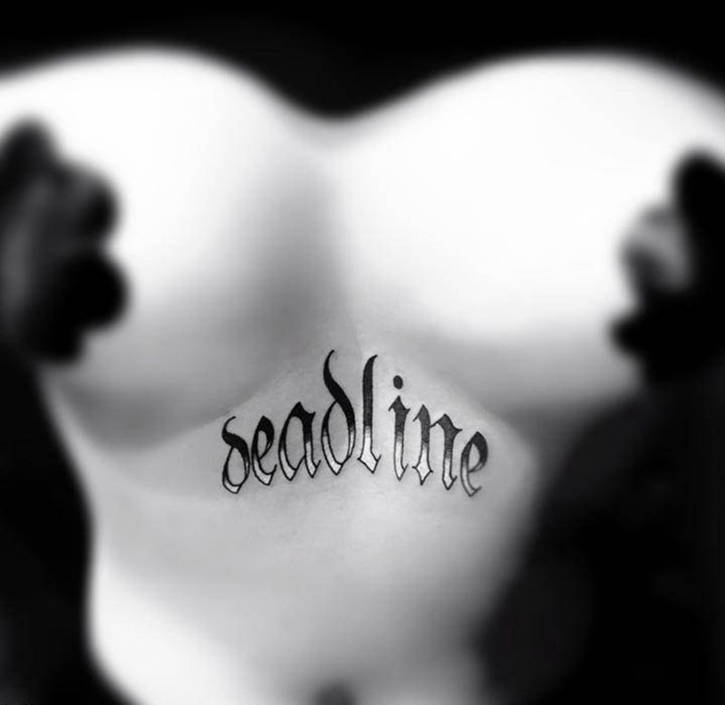 字母纹身图片_胸部花体字纹身图案