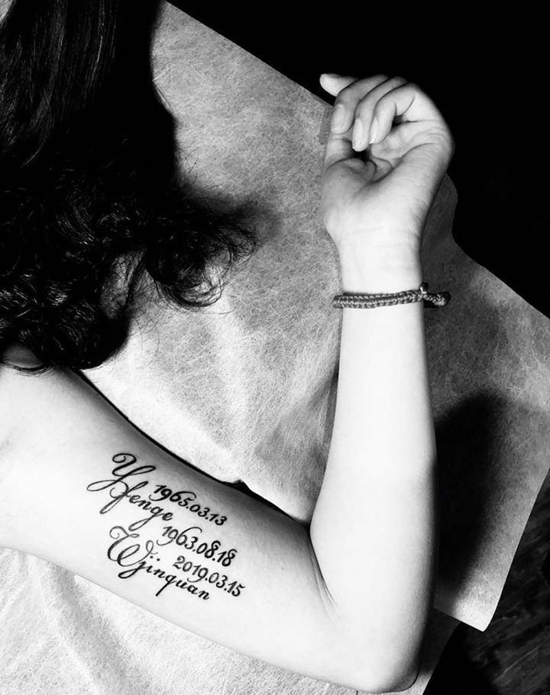 父母生日纹身图片_手臂花体字纹身图案