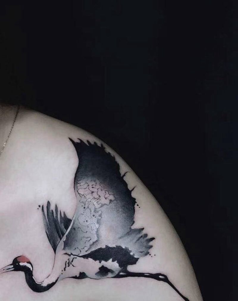 鹤纹身图片_肩部水墨纹身图案
