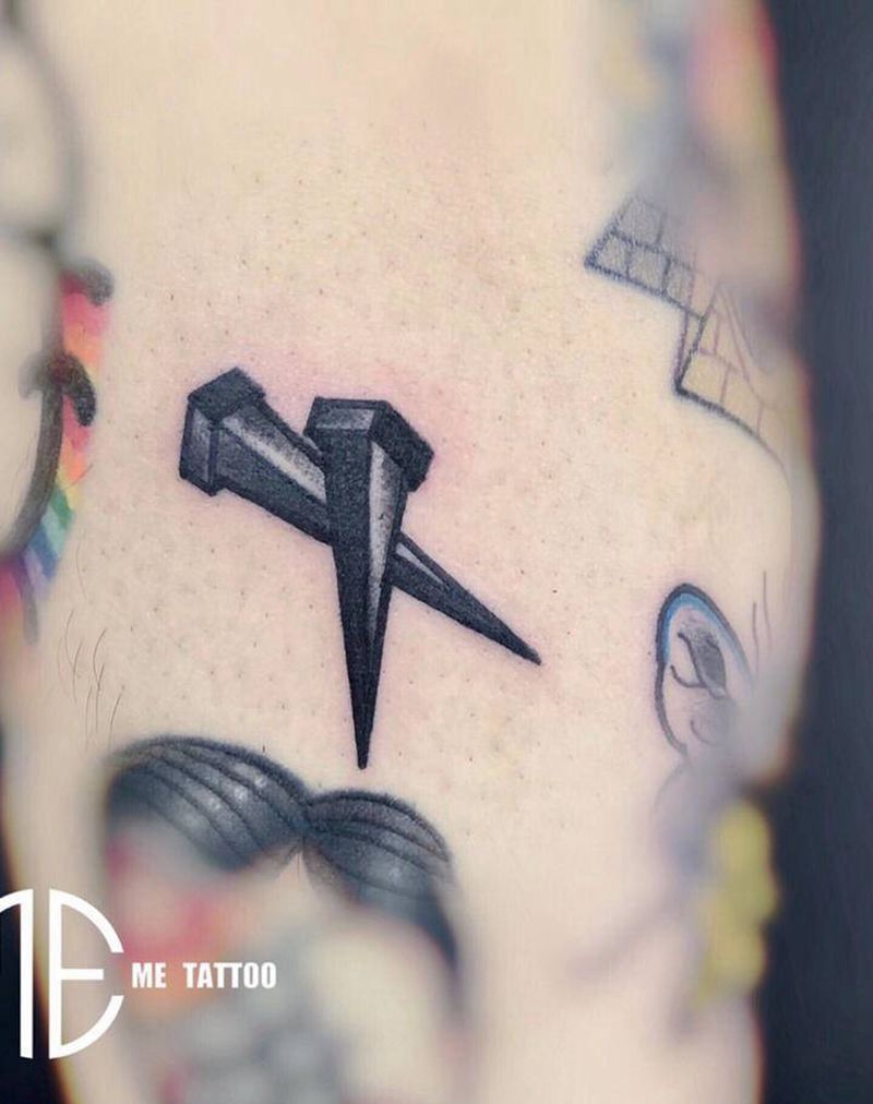 小钉子纹身图片_腿部纹身图案