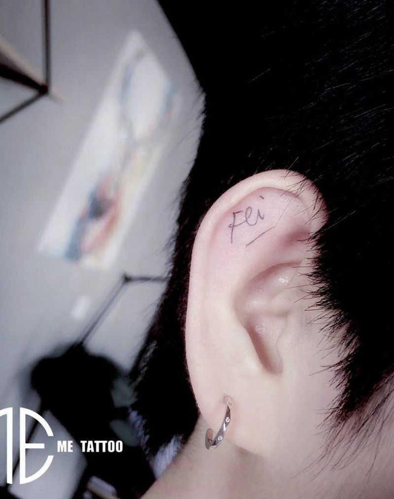 字母纹身图片_耳部纹身图案