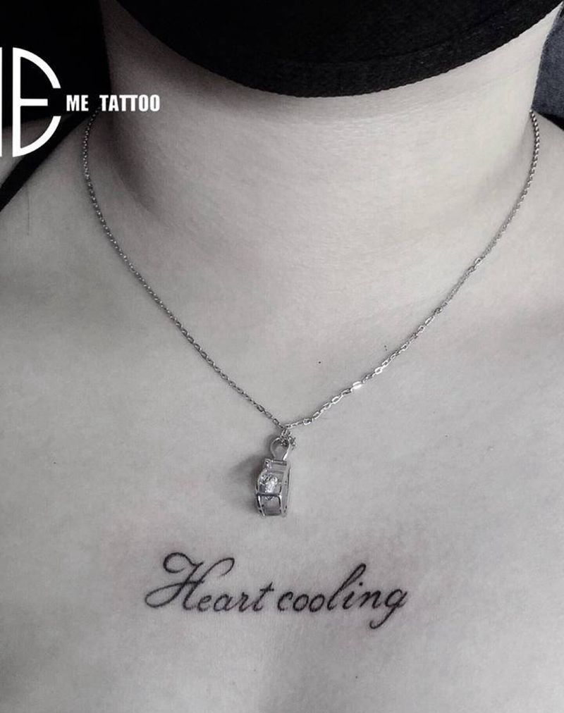 小字母纹身图片_胸部纹身图案