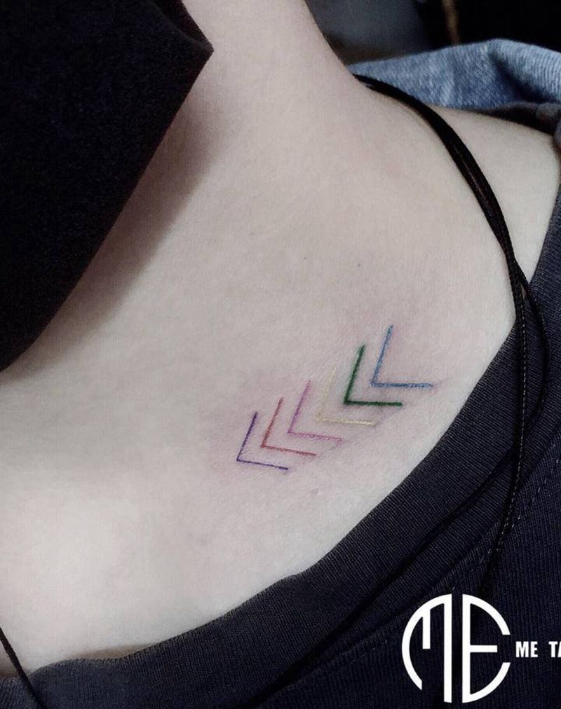 彩色线条纹身图片_胸部几何纹身图案