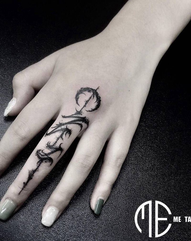 盖个字儿纹身图片_手部花体字纹身图案