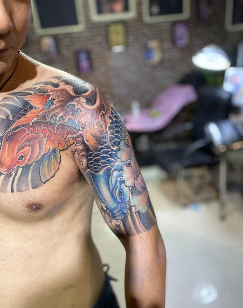 红鲤鱼与绿鲤鱼纹身图片_胸部手臂新传统纹身图案