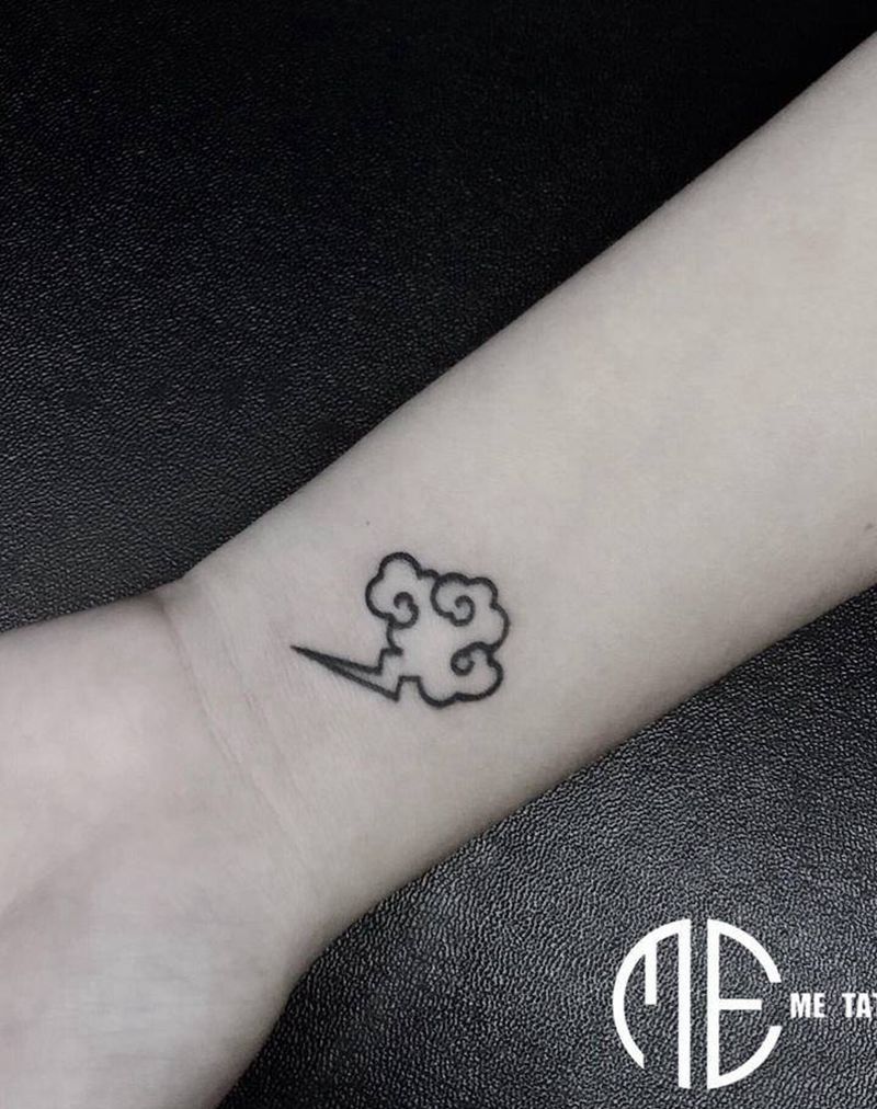 小云朵带闪电纹身图片_手臂纹身图案