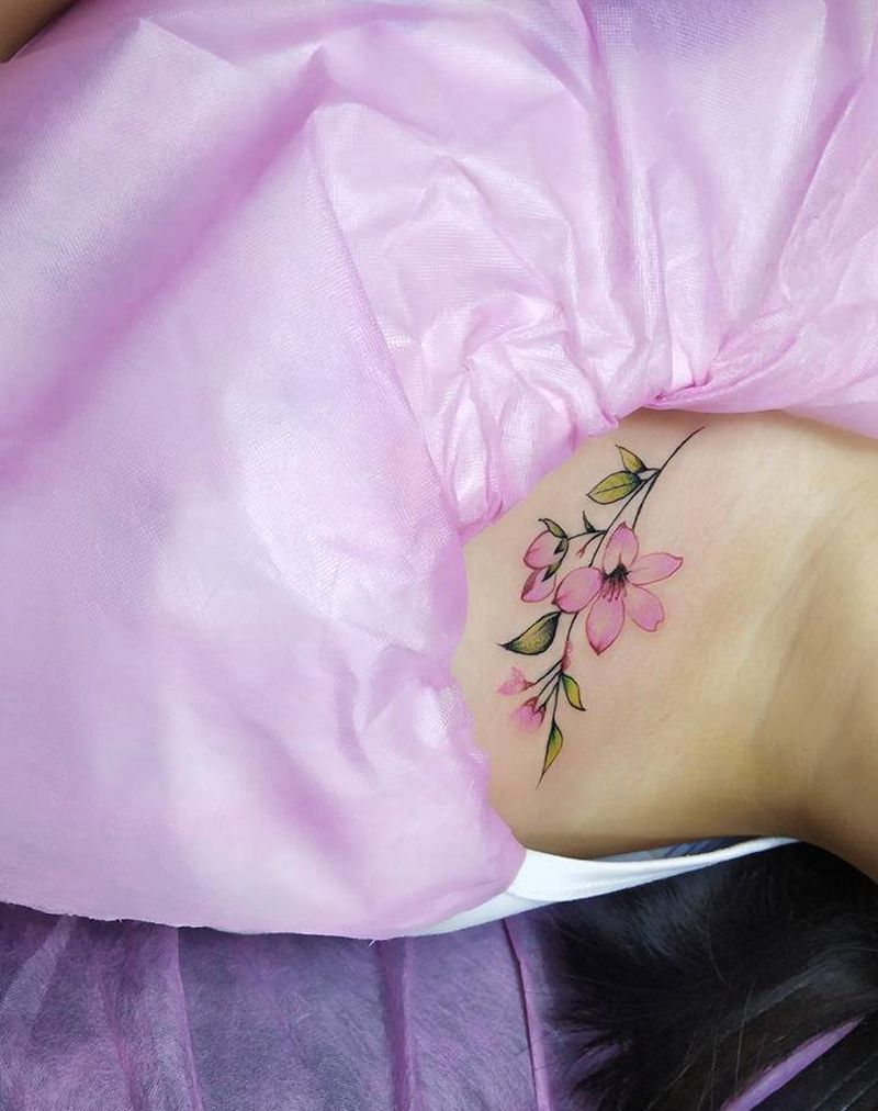 小花花送给你纹身图片_胸部水彩纹身图案