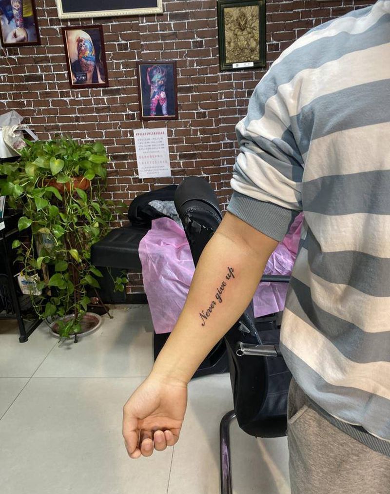 小帅哥纹身图片_手臂花体字纹身图案