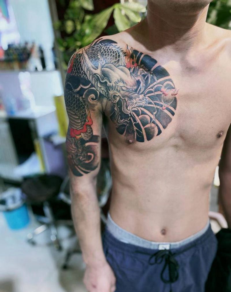 驻店师傅特价作品过肩龙遮盖纹身图片_胸部肩部新传统纹身图案