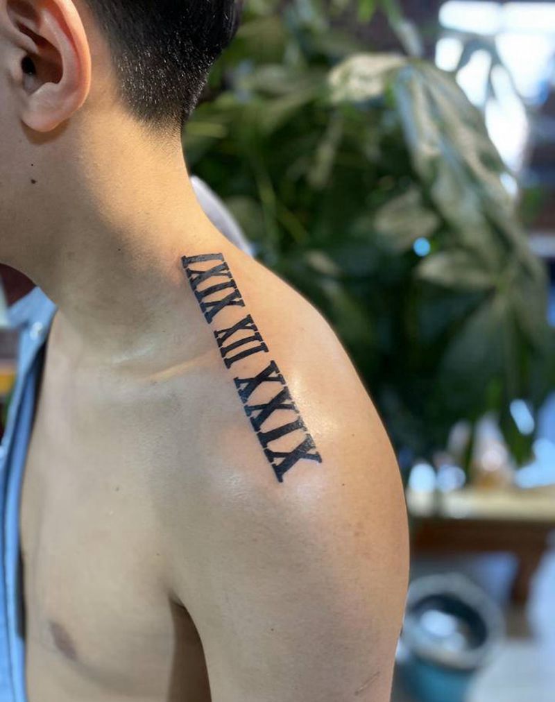 罗马数字纹身图片_肩部New School纹身图案