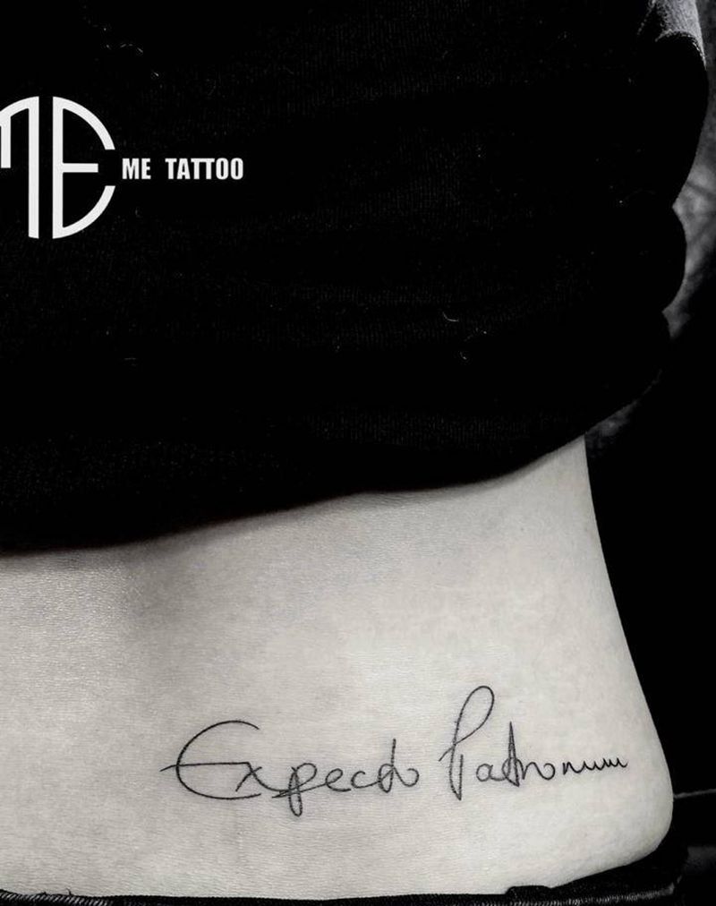 字母纹身图片_腰部纹身图案