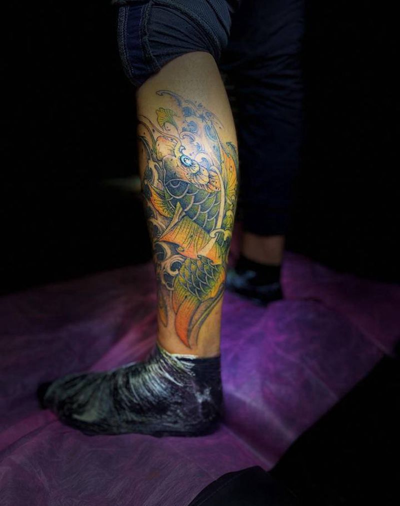 招财鱼纹身图片_腿部新传统点刺纹身图案