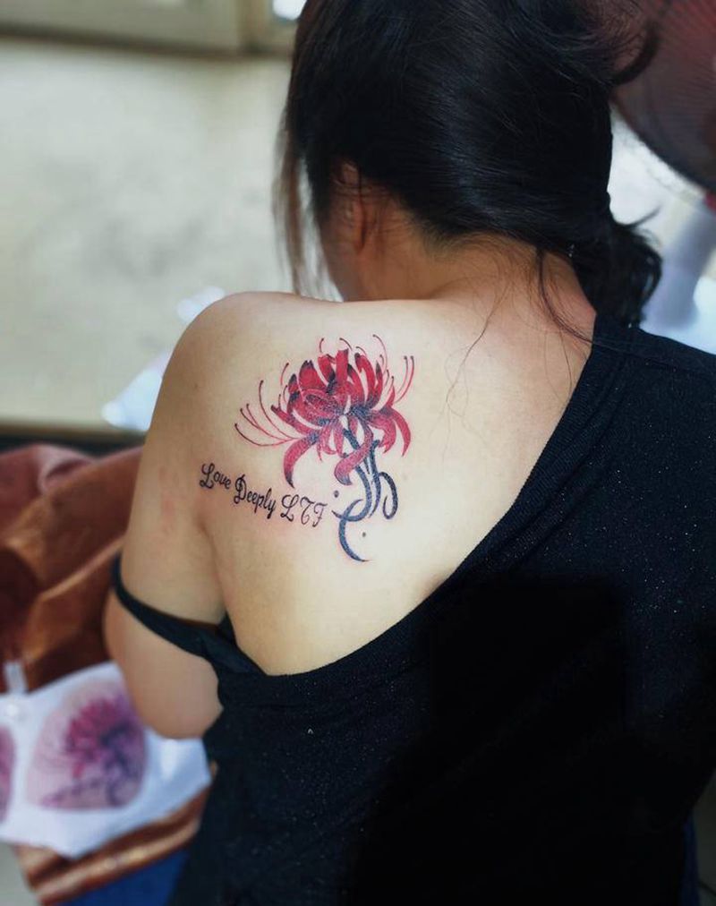 彼岸花纹身图片_肩部水彩点刺纹身图案