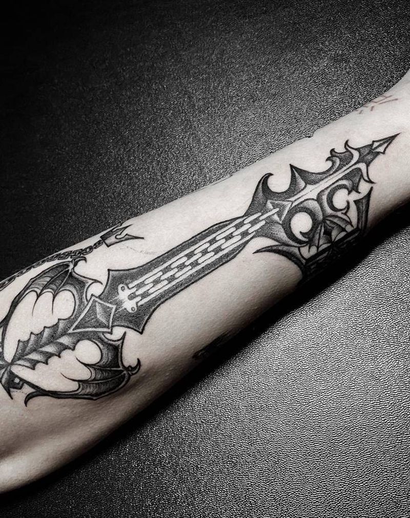 锁链战斧纹身图片_手臂纹身图案