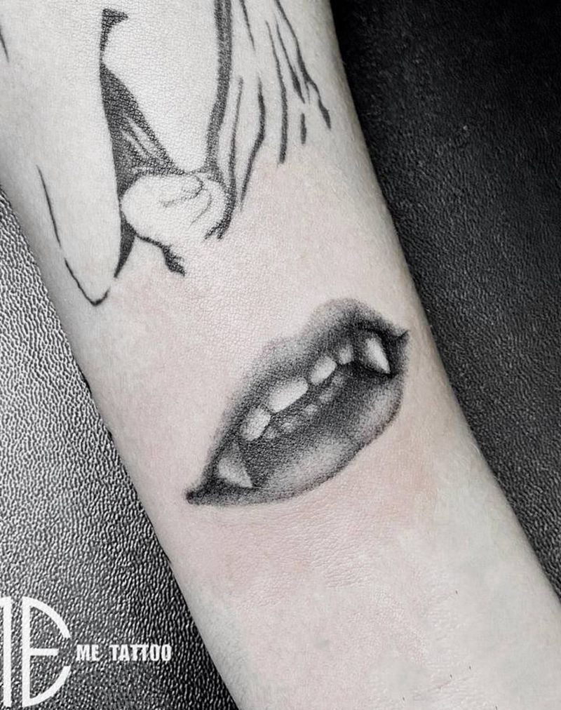 吸血鬼纹身图片_手臂点刺纹身图案