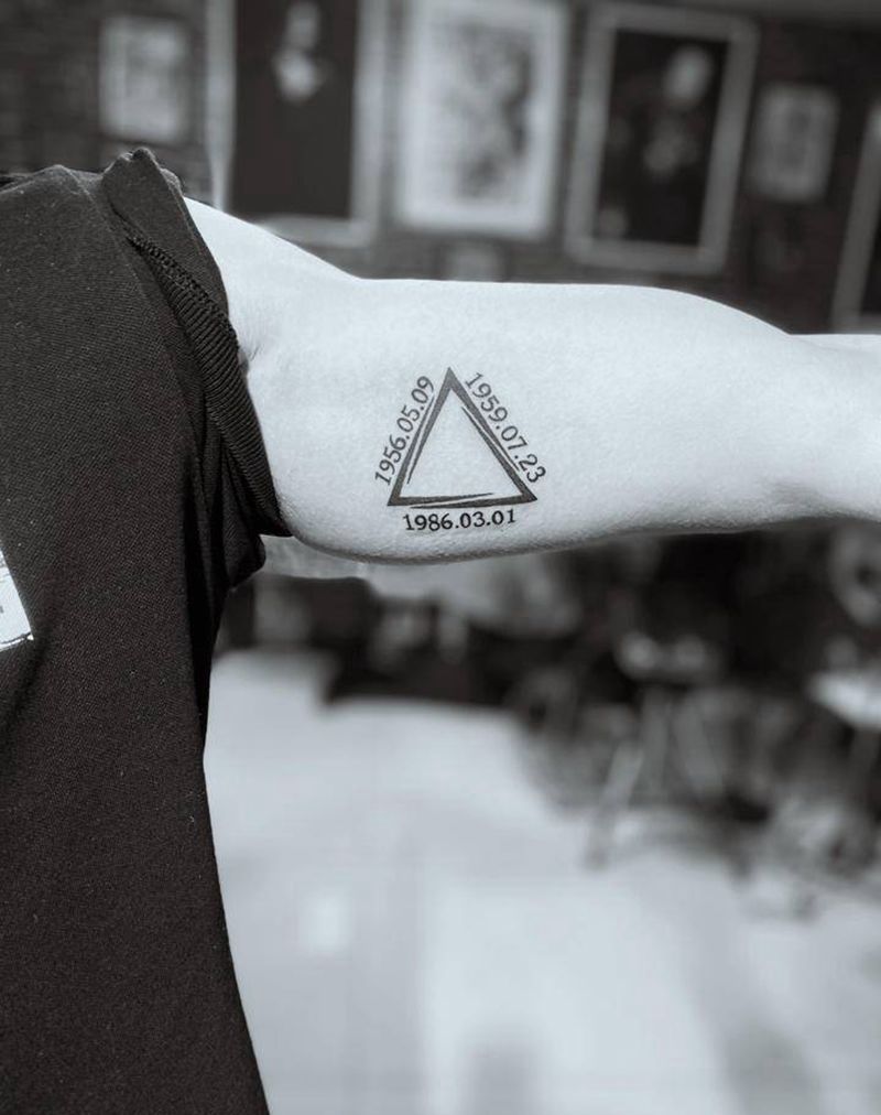 稳定三角纹身图片_手臂花体字欧美写实纹身图案