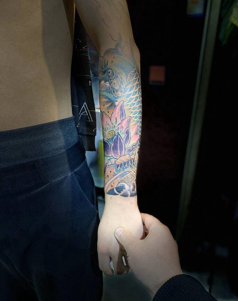 鲤鱼包小臂纹身图片_手臂新传统纹身图案