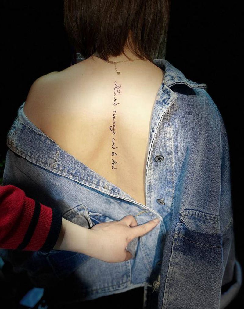 字母纹身图片_背部花体字纹身图案