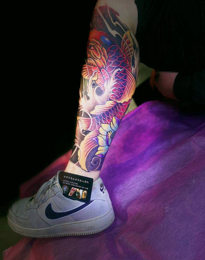 红烧鲤鱼纹身图片_腿部新传统纹身图案