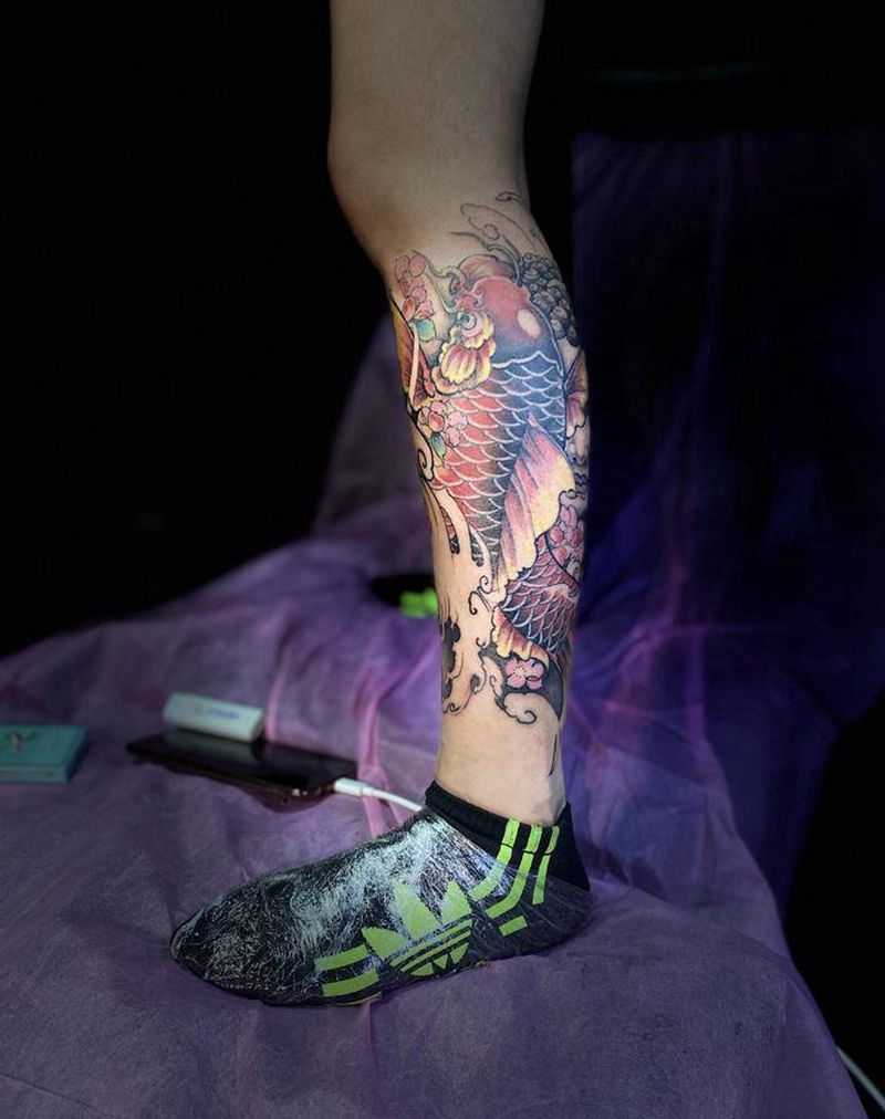 佛头鱼纹身图片_腿部新传统纹身图案