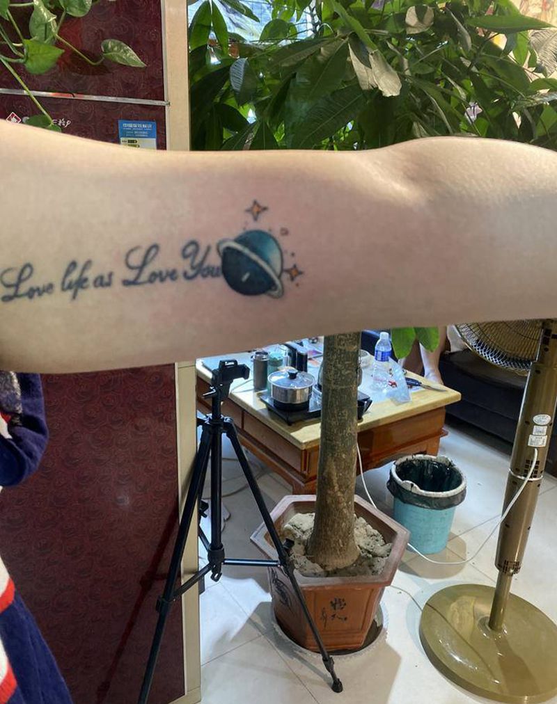 盖住名字其他留着纹身图片_手臂水墨点刺纹身图案