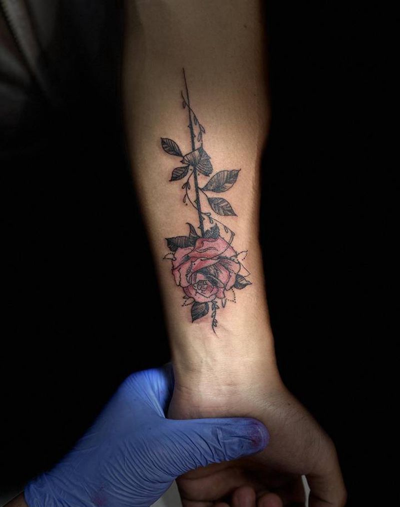 玫瑰纹身图片_手臂水墨点刺纹身图案