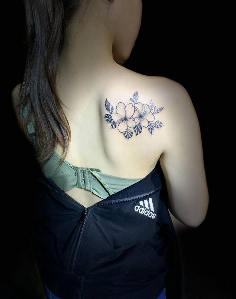 美女素华纹身图片_背部点刺纹身图案