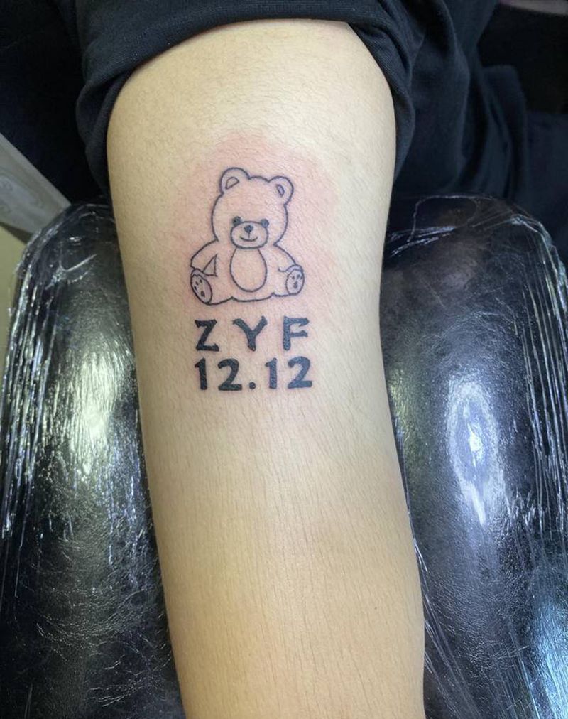 小熊熊纹身图片_手臂New School花体字纹身图案
