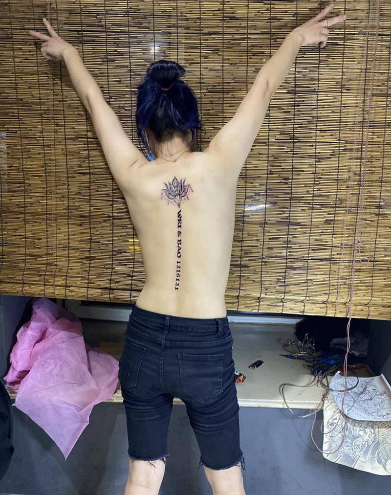 美女和老公的名字纹身图片_背部图腾纹身图案